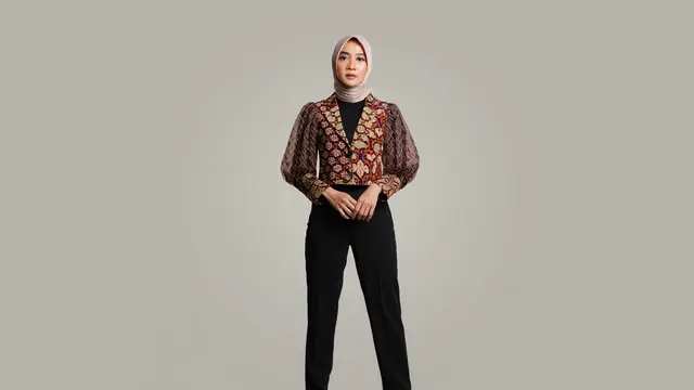 Kombinasi Puff Sleeve dan Kain Batik Klasik/Ilustrasi gambar oleh AI