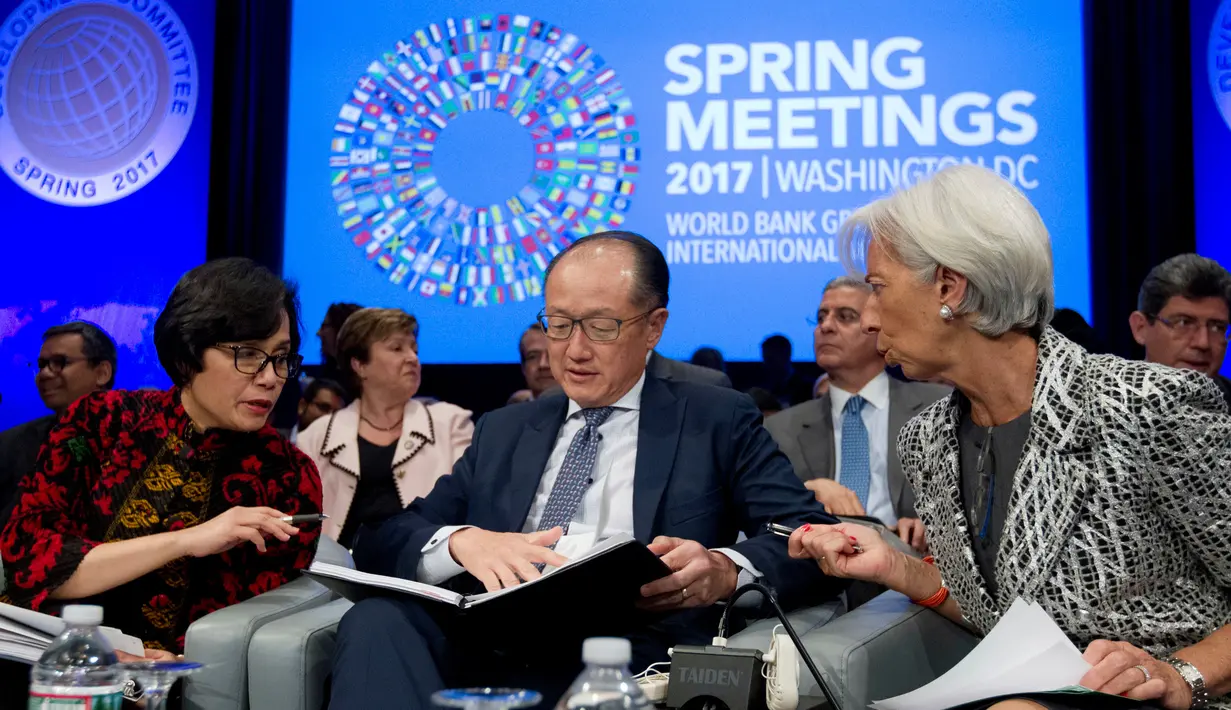 Menteri Keuangan Sri Mulyani Indrawati berbicara dengan Presiden Bank Dunia Jim Yong Kim dan Direktur IMF Christine Lagarde selama Pansus rapat pelno musim semi World Bank/IMF Spring di markas IMF, Washington, (22/4). (AP Photo/Jose Luis Magana)
