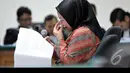 Gubernur Banten nonaktif Ratu Atut Chosiyah menangis saat membacakan nota pembelaan (pledoi) di Pengadilan Tipikor Jakarta, Kamis (21/8/2014) (Liputan6.com/Panji Diksana)