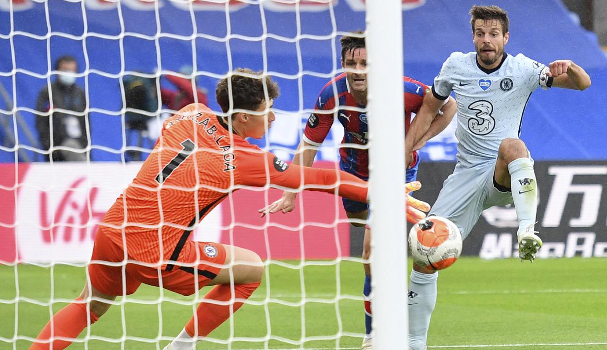 Kiper Chelsea, Kepa Arrizabalaga, menghalau bola saat melawan Crystal Palace pada laga Premier League di Stadion Selhurst Park, London, Selasa (7/7/2020). Chelsea menang dengan skor 3-2. (Justin Tallis/Pool via AP)