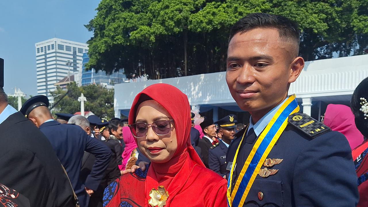 Perwira TNI AU Sujud di Kaki Ibu Usai Dilantik