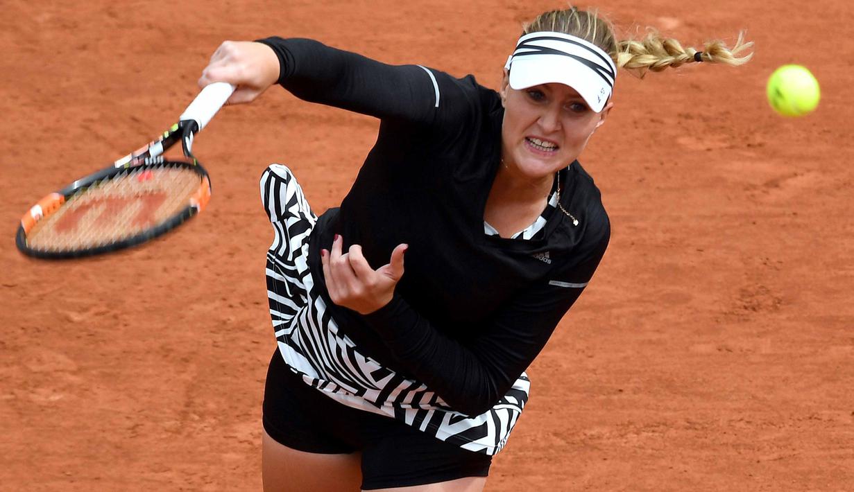 Kristina Mladenovic tampak bersemangat dengan mengenakan kostum bertema zebra saat berlaga pada Prancis Terbuka 2016 di Roland Garros, Paris, (24/5/2016). (AFP/Miguel Medina)