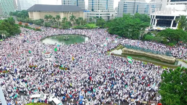 ENAM PLUS: Lautan Manusia Penuhi Aksi 313 di Medan Merdeka