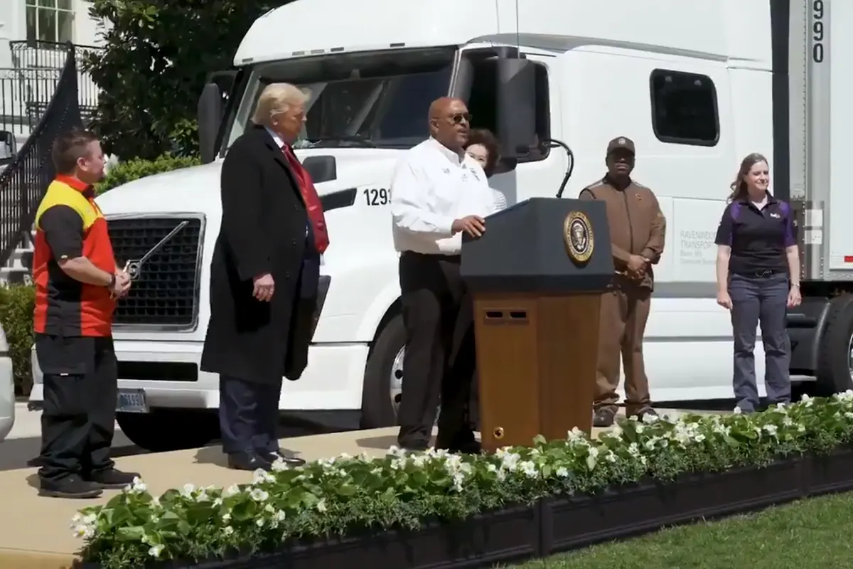 Pujian Presiden AS Donald Trump ke para sopir truk yang terus bekerja di tengah pandemi Virus Corona COVID-19.