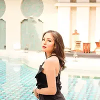 Paola Tambunan dengan outfit serba hitam. (Instagram/paolatambunann).