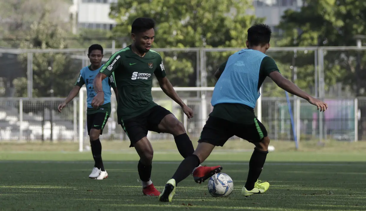 Pemain Timnas Indonesia U-22, Saddil Ramdani, berebut bola saat internal game di Lapangan C, Senayan, Jakarta, Selasa (19/11). Timnas U-22 terus matangkan skema permainan lewat internal game. (Bola.com/Yoppy Renato)