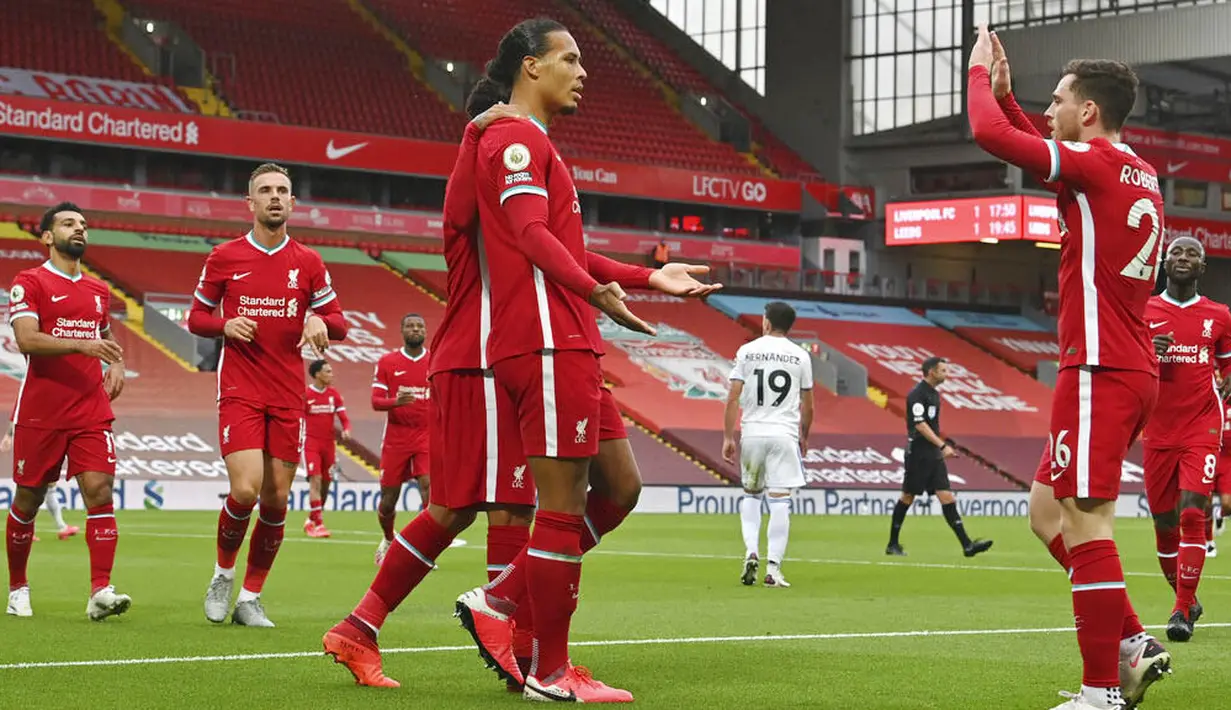 Para pemain Liverpool merayakan gol yang dicetak oleh Virgil van Dijk ke gawang Leeds United pada laga Premier League di Stadion Anfield, Minggu (13/9/2020). Liverpool menang dengan skor 4-3. (Paul Ellis, Pool via AP)