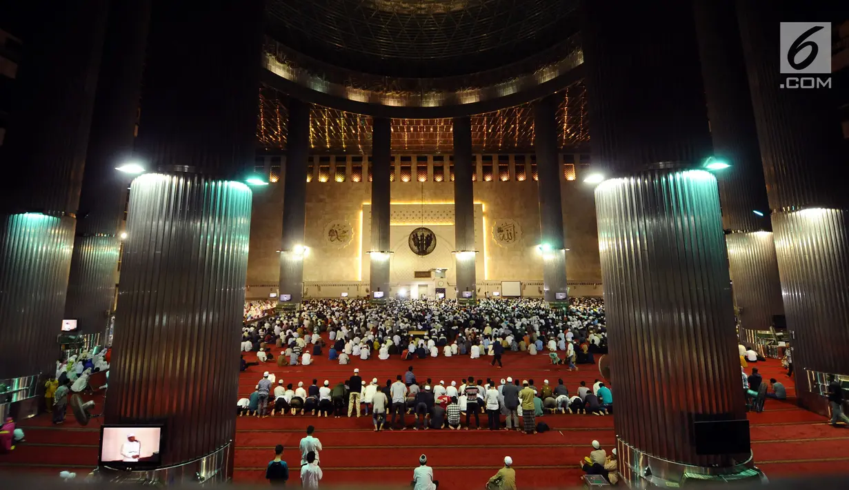 Umat muslim memenuhi ruang utama Masjid Istiqlal jelang salat sunah gerhana atau salat khusuf, Jakarta, Rabu (31/1). Ribuan umat muslim melaksanakan salat sunah gerhana atau salat khusuf di Masjid Istiqlal. (Liputan6.com/Helmi Fithriansyah)