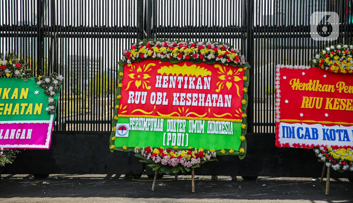 Salah satu karangan bunga bertuliskan "Hentikan RUU Kesehatan". (Liputan6.com/Faizal Fanani)