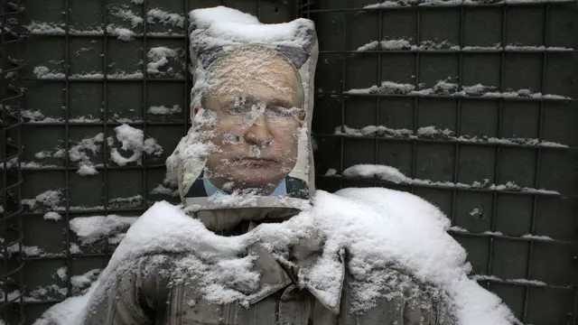 Patung penuh peluru dari Presiden Rusia Vladimir Putin