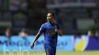 Pemain Persib Bandung, Atep saat melawan PS TNI pada lanjutan Liga 1 2017 di Stadion Pakansari, Bogor, Sabtu (22/4/2017). PS TNI bermain imbang 2-2. (Bola.com/Nicklas Hanoatubun)