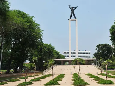 Monumen Pembebasan Irian Barat yang berada di dalam Taman Banteng, Jakarta Pusat, Sabtu (7/10). Pemprov DKI merevitalisasi Taman dan Lapangan Banteng menjadi berstandar internasional dengan menggunakan dana dari program CSR. (Liputan6.com/Helmi Afandi)