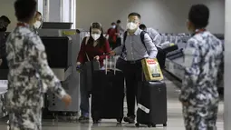 Penumpang asing tiba di Bandara Internasional Manila, Filipina, Kamis (10/2/2022). Filipina mulai hari ini membuka kembali pintu bagi turis asing yang telah divaksinasi penuh Covid-19 setelah hampir dua tahun menutup perbatasannya. (AP Photo/Basilio Sepe)