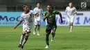 Pemain depan Bali United, Irfan Bachdim (kiri) berebut bola dengan gelandang PS TNI Abduh Lestaluhu dilanjutan Liga 1 Indonesia di Stadion Pakansari, Kab Bogor, Senin (10/7). Laga dimenangkan Bali United dengan skor 4-3. (Liputan6.com/Helmi Fithriansyah)