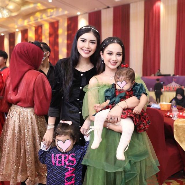 6 Potret Artis dan Anaknya Hadiri Ultah Ameena, Interaksi Para Bayi Bikin Gemas