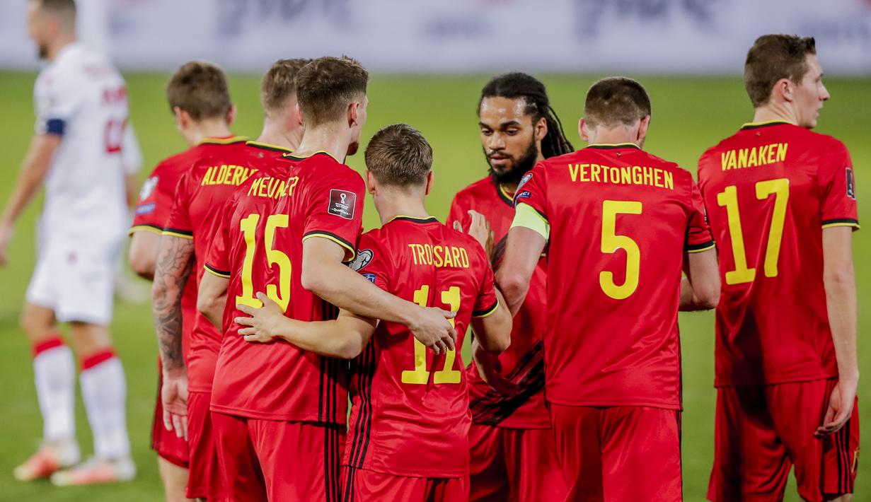 Para pemain Belgia merayakan gol ketiga ke gawang Belarusia yang dicetak striker Leandro Trossard (tengah, belakang) dalam laga Kualifikasi Piala Dunia 2022 Zona Eropa Grup E di King Power Stadium, Belgia, Selasa (30/3/2021). Belgia menang 8-0 atas Belarusia. (AP/Francisco Seco)