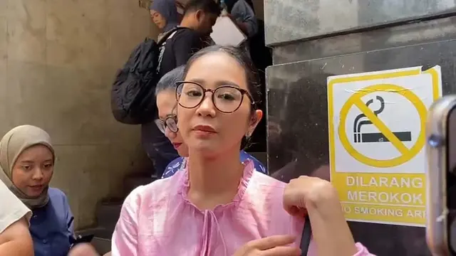 Aktris Bunga Nurlaila Martha Sari Zainal Fazri alias Bunga Zainal datang ke Polda Metro Jaya sebagai  saksi pelapor atas dugaan penipuan dan penggelapan.