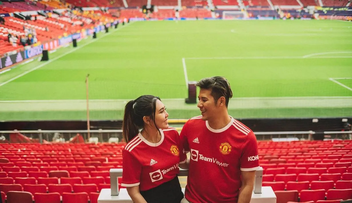 Via Vallen dan Chevra Yolandi berpose dari bangku penonton di Old Trafford, markas tim Manchester United. Diketahui, Manchester United adalah klub bola kesayangan Via Vallen.  (Instagram/viavallen)
