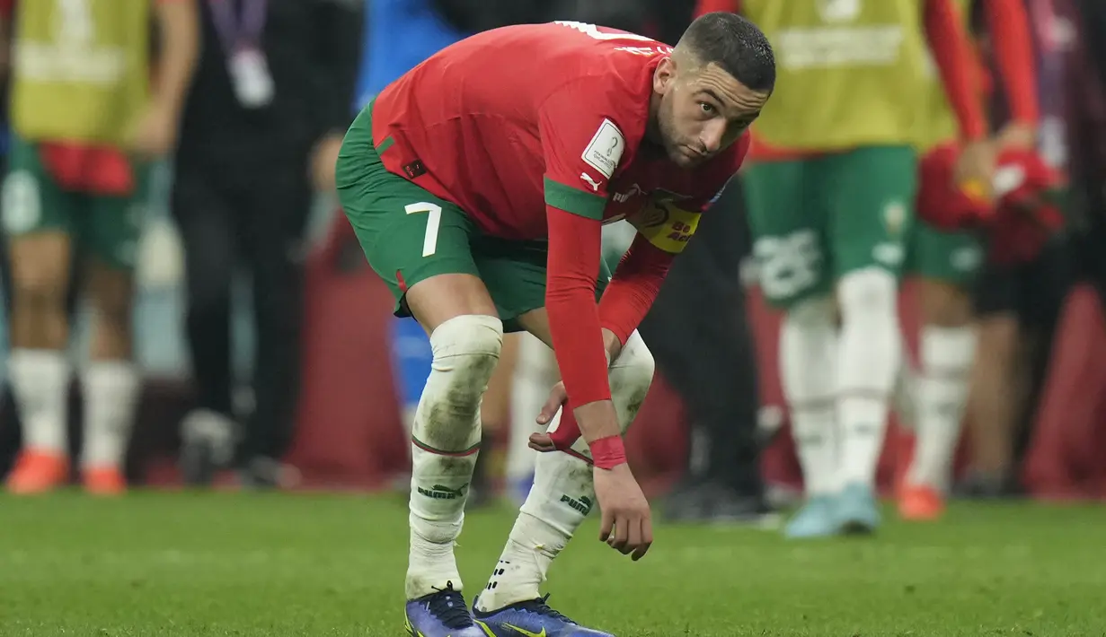 <p>Gelandang Maroko, Hakim Ziyech terlihat sedih usai pertandingan melawan Prancis pada semifinal Piala Dunia 2022 di Stadion Al-Bayt di Al Khor, Doha, Kamis (15/12/2022). Maroko gagal melaju ke final Piala Dunia 2022 Qatar setelah kalah dari Prancis dengan skor 2-0. (AP Photo/Francisco Seco)</p>