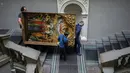 Pekerja memindahkan Kabar Sukacita kepada Perawan Terberkati dari Ikonostasis Bohorodchany di Museum Nasional Andrey Sheptytsky untuk persiapan keselamatan jika terjadi serangan di Kota Lviv, Ukraina, 4 Maret 2022. Pintu-pintu museum ditutup sejak perang Rusia di Ukraina. (AP Photo/Bernat Armangue)