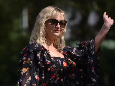 Aktris Kirsten Dunst tiba di Excelsior Hotel selama Festival Film Venice ke-74 di Venice Lido, Italia (4/9). Kirsten Dunst tampil cantik dengan Mengenakan gaun hitam bermotif bunga-bunga. (AFP Photo/Filippo Monteforte)