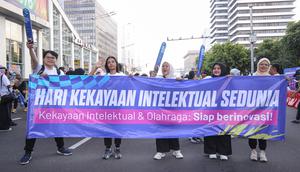 Ratusan masyarakat Jakarta bertumpah ruah di kawasan Sarinah mengikuti fun walk dalam rangka peringatan hari kekayaan intelektual dan olahraga. Kegiatan itu diinisiasi oleh Direktorat Jenderal Kekayaan Intelektual Kementerian Hukum pada Minggu (26/4/2026). (Bola.com/Abdul Aziz)