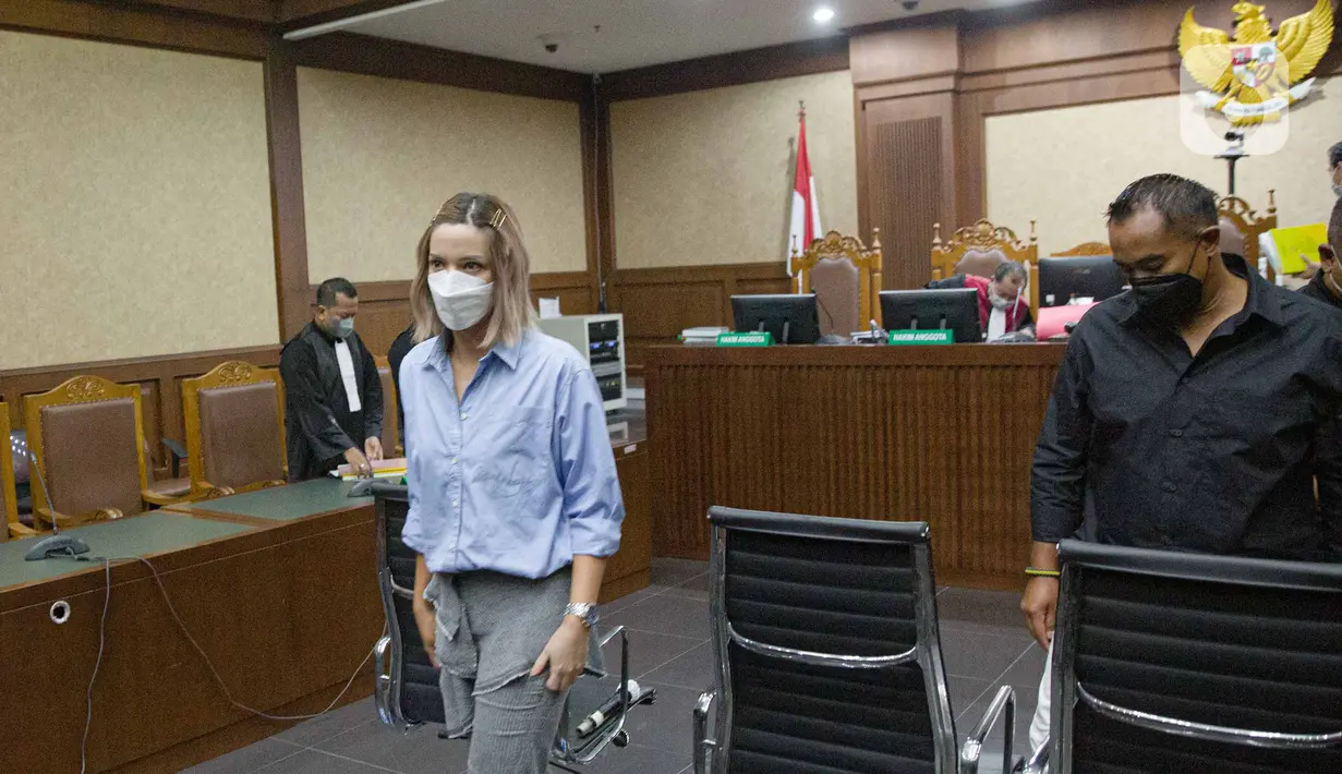 Terdakwa penyalahgunaan narkoba Nia Ramadhani (kiri) bersama Ardi Bakrie berjalan meninggalkan ruangan usai mengikuti jalannya sidang di PN Jakarta Pusat, Kamis (30/12/2021). Sidang tersebut beragendakan pledoi atas tuntutan Jaksa Penuntut Umum (JPU). (Liputan6.com/Faizal Fanani)