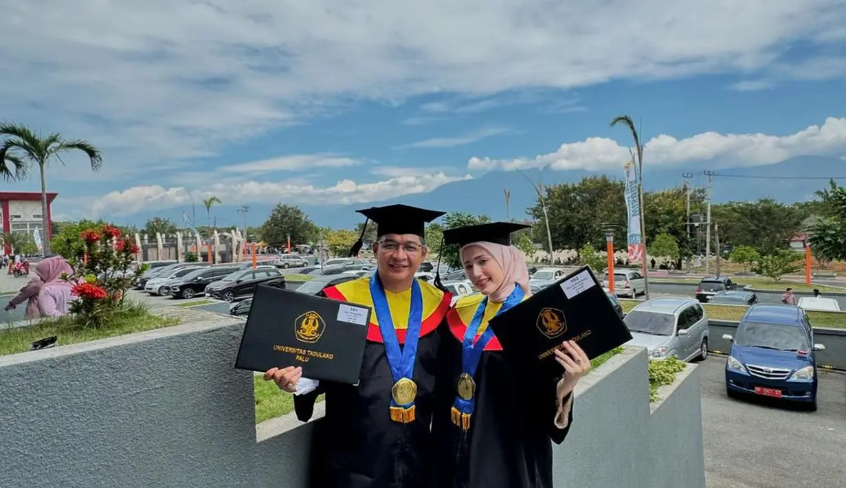 Pasha Ungu dan Adelia Pasha wisuda bareng. [Foto: Instagram/pashaungu_vm]
