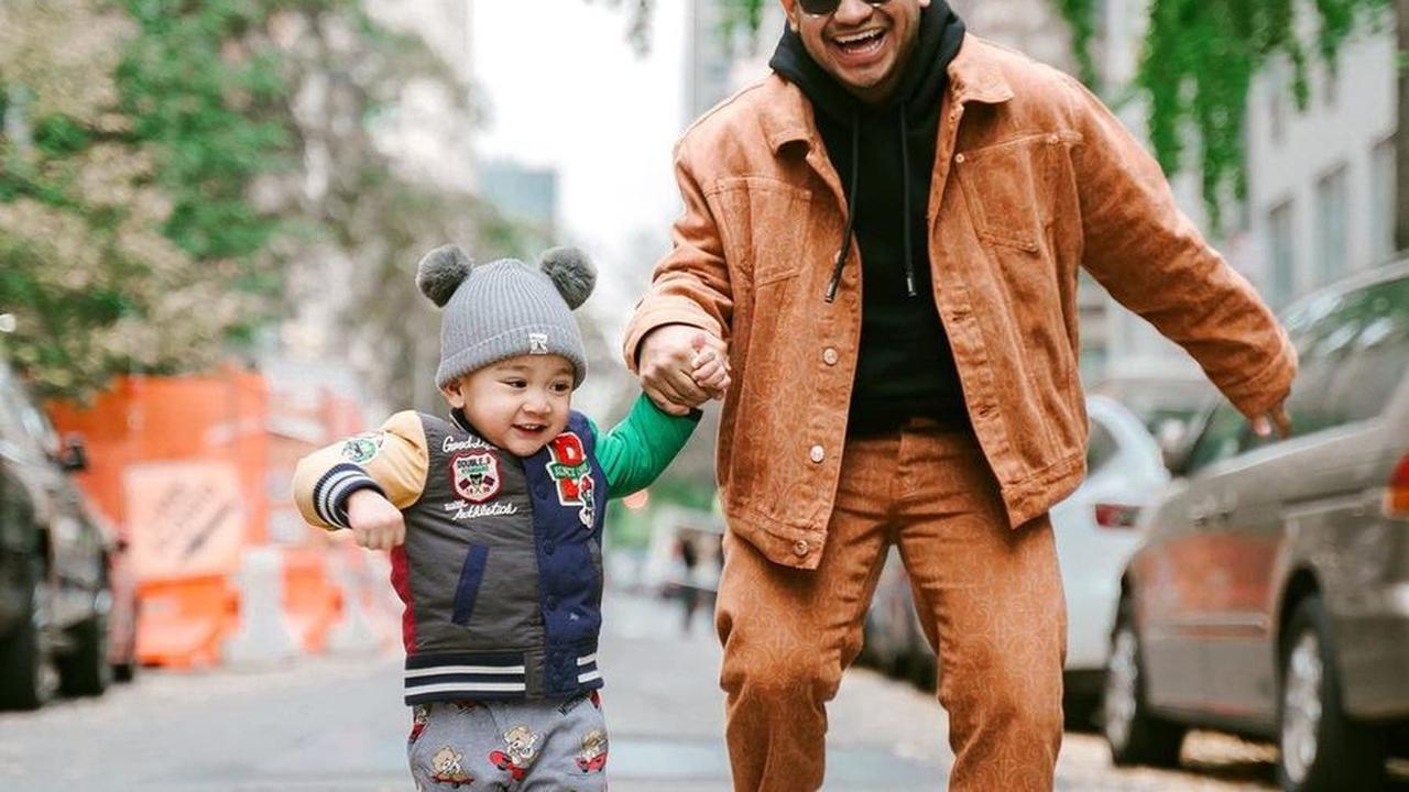 Momen kebersamaan di Amerika Serikat bukan kali pertama Fadil Jaidi memamerkan kedekatannya dengan Rafathar dan Rayyanza, melanjutkan kisah hangat mereka.
