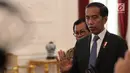 Presiden Joko Widodo (Jokowi) memberikan keterangan seusai bertemu CEO Bukalapak Achmad Zaky di Istana Merdeka, Sabtu (16/2). Dalam kesempatan itu Jokowi meminta seluruh pihak untuk menghentikan gerakan uninstall Bukalapak.com. (Liputan6.com/Angga Yuniar)