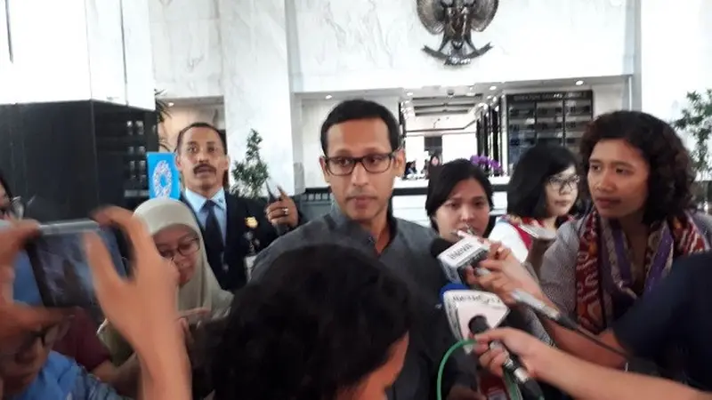 Pendiri Go-Jek, Nadiem Makarim bertemu dengan Menteri Keuangan (Menkeu), Sri Mulyani Indrawati di kantor Kementerian Keuangan (Kemenkeu), Jakarta, Selasa (7/11/2017). (Liputan6.com/Fiki Ariyanti)