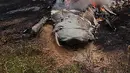 Sebuah pesawat MiG-27 terlihat terbakar setelah jatuh saat misi rutin di sekitar desa Devariya dekat Jodhpur, India, (4/9). Menurut media lokal, pilot pesawat selamat dan tidak ada korban jiwa akibat insiden tersebut. (AFP Photo)