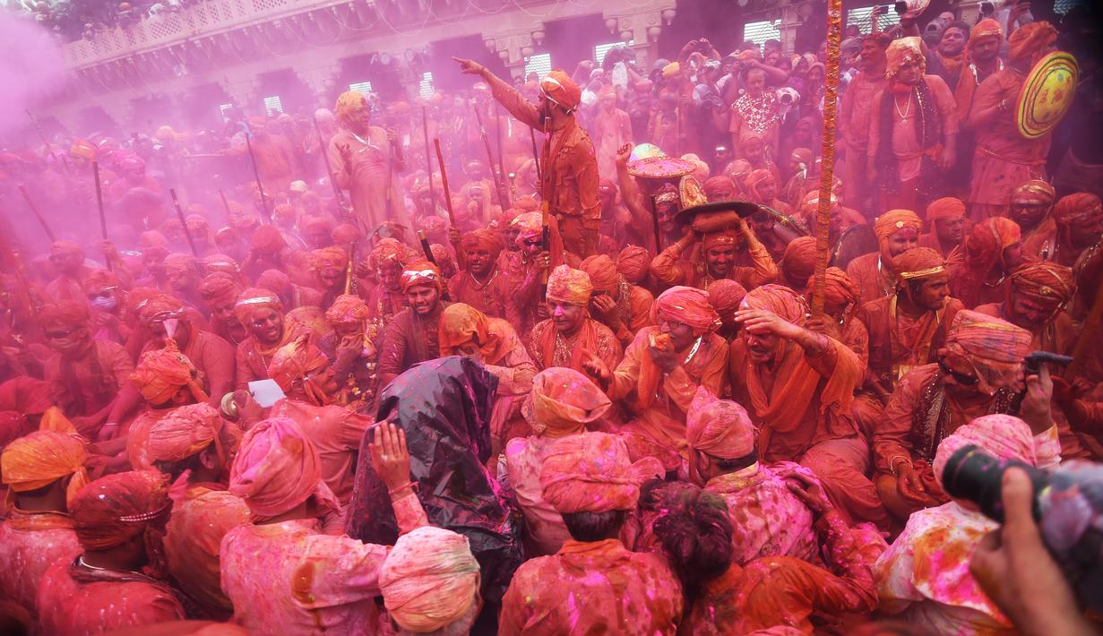 Umat Hindu merayakan Holi, festival warna musim semi, di sebuah kuil di desa Nandgaon, negara bagian Uttar Pradesh, 5 Maret 2020. Festival Holi diselenggarakan pada awal musim semi yaitu pada akhir Februari hingga Maret, tepatnya sesudah bulan purnama. (Money SHARMA/AFP)