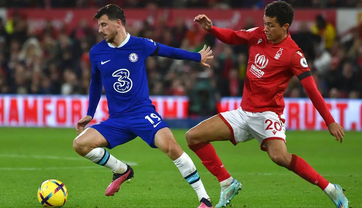 Pemain Chelsea Mason Mount (kiri) berebut bola dengan pemain Nottingham Forest Brennan Johnson pada pertandingan sepak bola Liga Inggris di City Ground, Nottingham, Inggris, 1 Januari 2023. Pertandingan berakhir imbang dengan skor 1-1. (AP Photo/Rui Vieira)