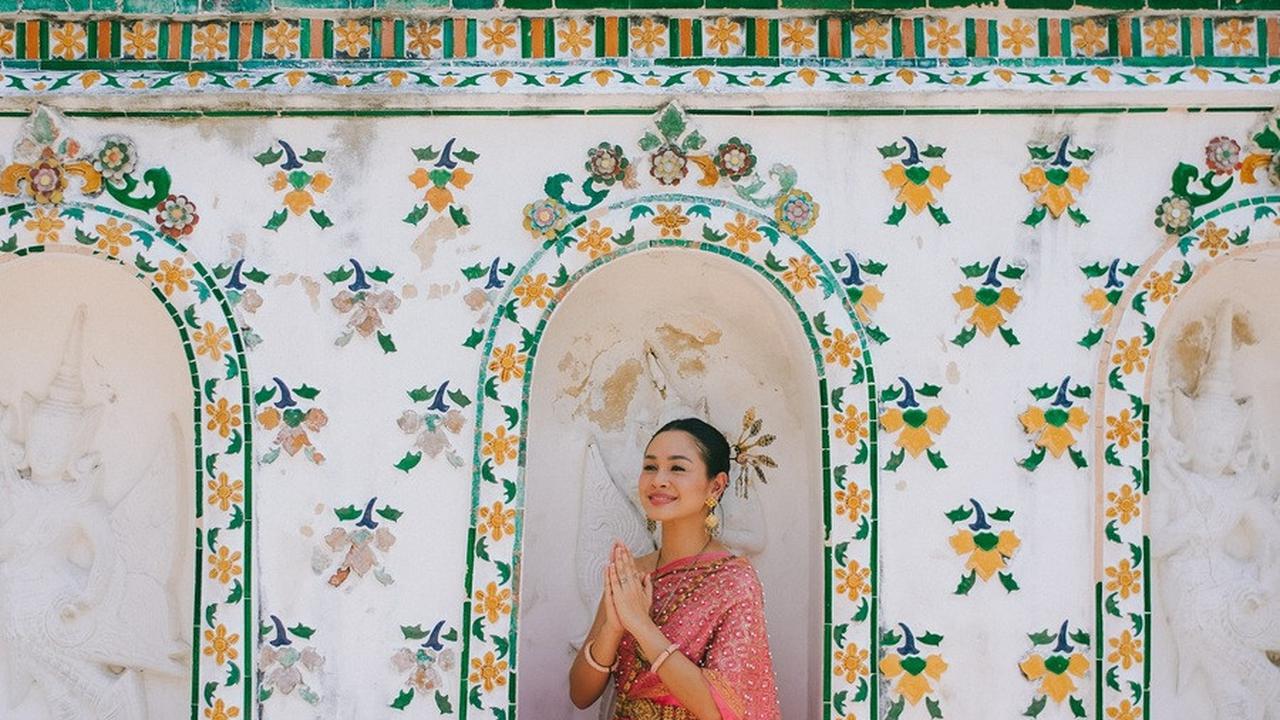 Dalam sesi photoshoot sederhana ini, Andien mengenakan Chut Thai berwarna pink dengan perpaduan aksen gold dan lilac.<br><br>