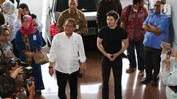 Menkominfo Rudiantara menerima kunjungan pendiri sekaligus CEO Telegram, Pavel Durov setibanya di Kemenkominfo, Jakarta, Selasa (1/8). Kunjungan ini berhubungan dengan pemblokiran 11 Domain Name System (DNS) situs web Telegram. (Liputan6.com/Angga Yuniar)