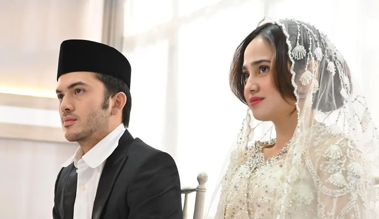 Dalam unggahan tersebut, banyak warganet yang mendoakan pasangan selebriti itu untuk segera melangsungkan pernikahan sungguhan di kehidupan nyata. Film karya sutradara Benni Setiawan itu siap mengharu biru seluruh penonton yang menyaksikan. (Liputan6.com/IG/@syifahadju)