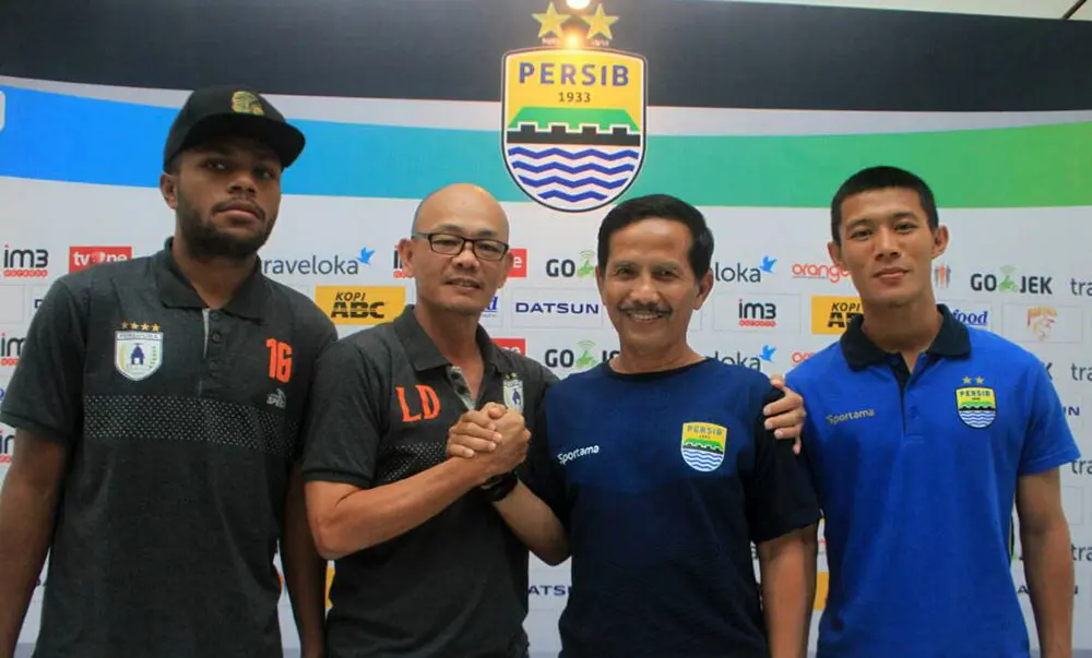 Pelatih dan pemain Persib serta Persipura dalam sesi konferensi pers, Sabtu (6/5/2017), jelang pertandingan. (Bola.com/Erwin Snaz)