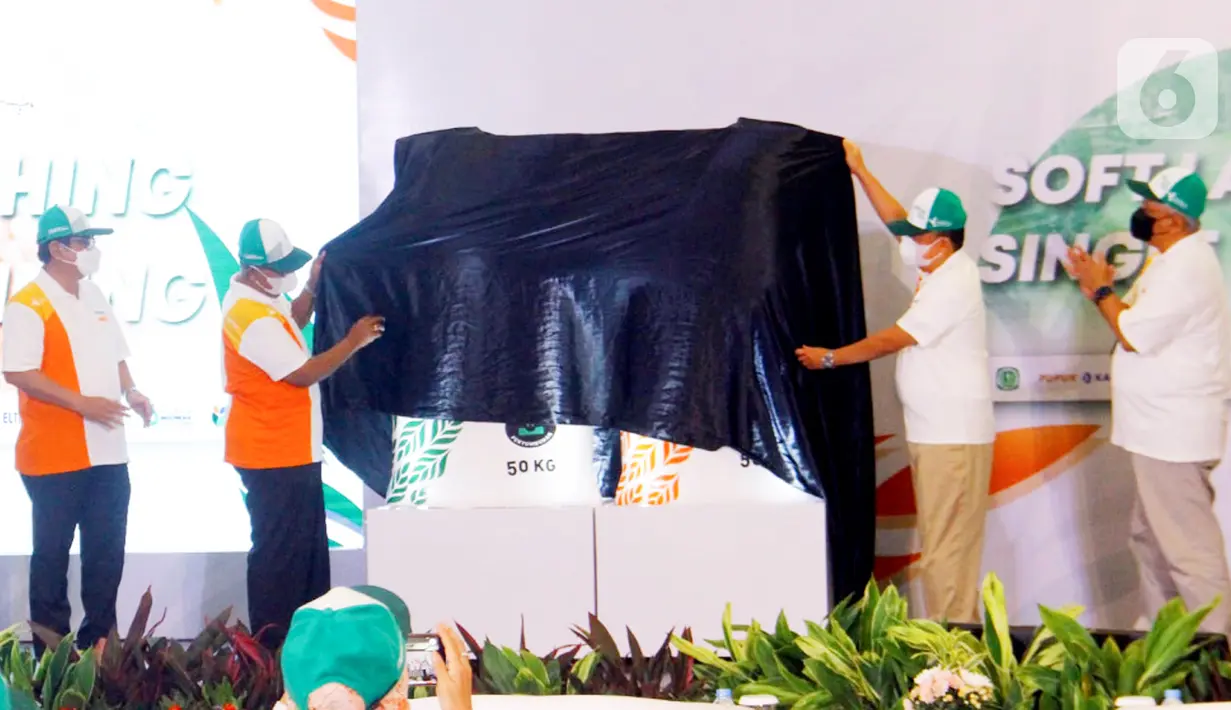 Komisaris Utama PT Pupuk Indonesia (Persero) Darmin Nasution, Direktur Utama PT Petrokimia Gresik Dwi Satriyo Annurogo, Direktur Utama PT Pupuk Indonesia (Persero) Bakir Pasaman dan Wakil Direktur Utama pada Soft Launcing Single Branding di Jakarta (27/12/2021). (Liputan6.com/HO/Rizki)