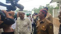 Gubernur Jawa Barat Dedi Mulyadi saat mengunjungi rumah singgah yang dirusak warga. (Liputan6.com/ Fira Syahrin)