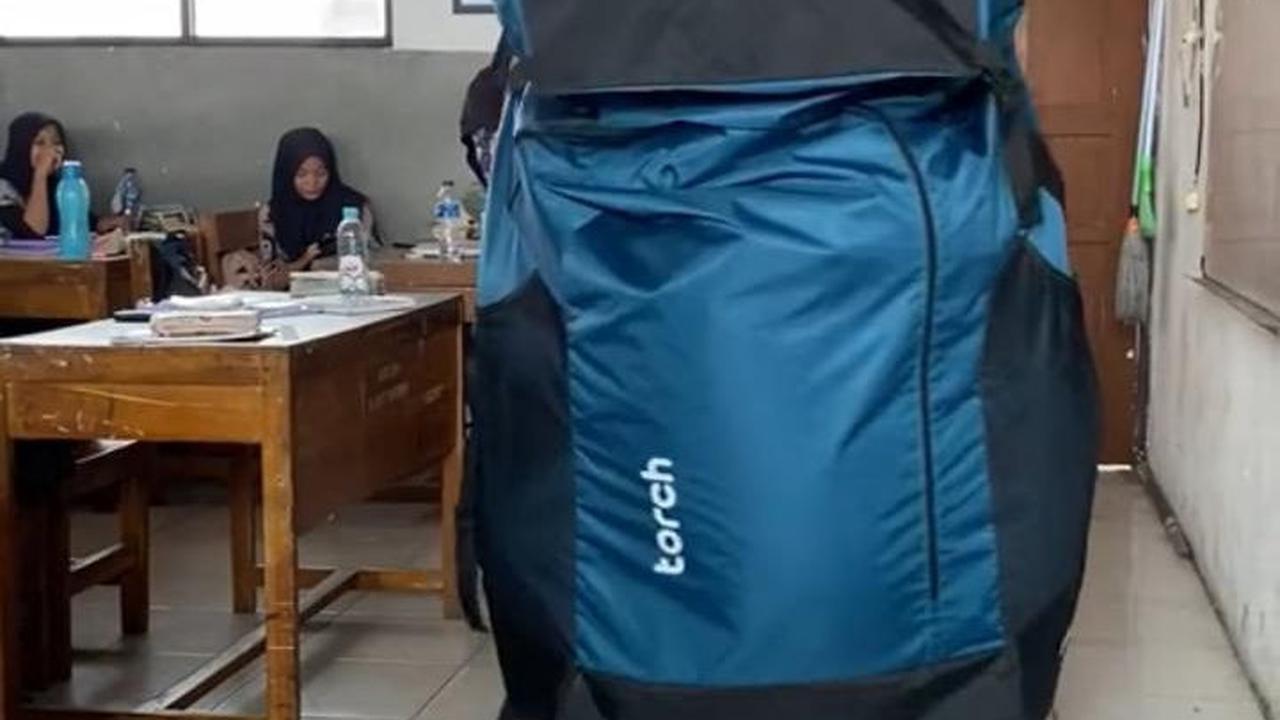 Makin jauh ia berjalan, kini kepalanya bahkan sudah tidak lagi terlihat. Jika dilihat seperti ini, hanya tampak seperti tas raksasa yang berjalan sendiri.