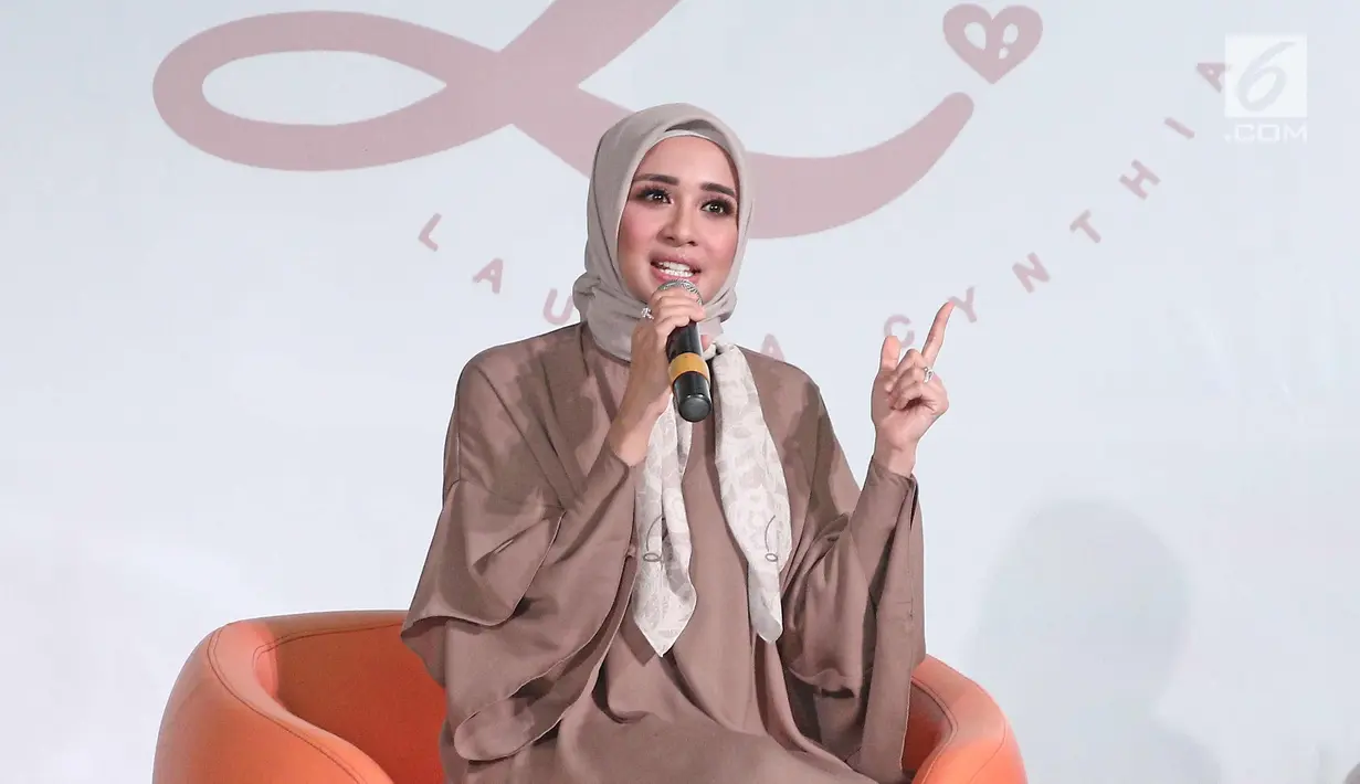 Aktris Laudya Cynthia Bella memberi keterangan saat launching hijab Lacelove by Laudya Cynthia Bella di kawasan Sudirman, Jakarta, Selasa (31/10). Bella memamerkan rancangannya sebanyak 22 hijab. (Liputan6.com/Herman Zakharia)