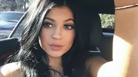 Model Cantik Kylie Jenner memang dikenal memiliki bibir tebal nan seksi yang membuat banyak perempuan iri melihatnya. 
