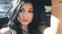Berani Ikut Tantangan Bibir Ala Kylie Jenner di Socmed?