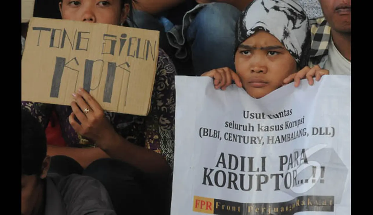 Puluhan aktivis menggunakan atribut spanduk dan potongan kardus ala kadarnya saat menggelar aksi di Gedung KPK, Jakarta, Sabtu (24/1/2014). (Liputan6.com/Herman Zakharia)