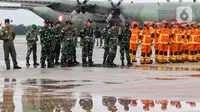 Petugas SAR gabungan mengikuti pelepasan misi kemanusian ke Turki di Lanud Halim Perdanakusuma, Jakarta, Sabtu (11/2/2023). Pemerintah mengirimkan bantuan logistik sebanyak lima ton dan personel gabungan tim pencarian dan penyelamatan (SAR) sebanyak 65 orang untuk membantu proses operasi SAR korban gempa di Turki. (Liputan6.com/Herman Zakharia)