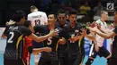 Pemain Timnas voli putra Indonesia bersorak meraih poin saat melawan Kazakhstan pada Kejuaraan Voli Asia 2017 ke-16 di GOR Tri Dharma, Gresik, Selasa (25/7). Indonesia kalah 3-2 (25-23, 25-27, 21-25, 25-21, 13-15). (Liputan6.com/Helmi Fithriansyah)
