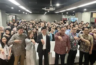 Menteri Koordinator Perekonomian Airlangga Hartarto meninjau langsung Program Magang Nasional di Emtek Group. Dia menegaskan, Program Magang Nasional merupakan investasi strategis pemerintah dalam menyiapkan sumber daya manusia (SDM) unggul menuju Indonesia Emas. (Liputan6.com/Muhammad Radityo Priyasmoro)