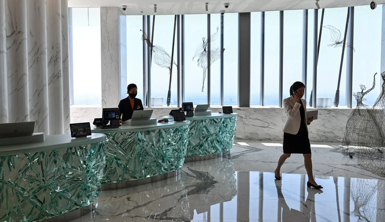 Pemandangan resepsionis J Hotel, hotel mewah tertinggi di dunia, di Menara Shanghai, Shanghai pada 23 Juni 2021. Hotel yang menyediakan 165 kamar mewah ini juga menawarkan layanan pribadi selama 24 jam. (Hector RETAMAL / AFP)