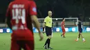 Wasit asing Adham Mohammad Tumah asal Yordania memimpin laga Semen Padang melawan Borneo FC di Stadion STIK, Jakarta, Senin (12/8/2024). (Bola.com/M iqbal Ichsan)